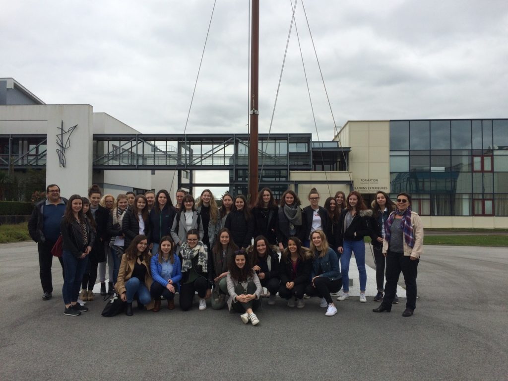 Les filles de 1ère S du Lycée du Léon avec leurs enseignants devant l'ENSTA Bretagne.